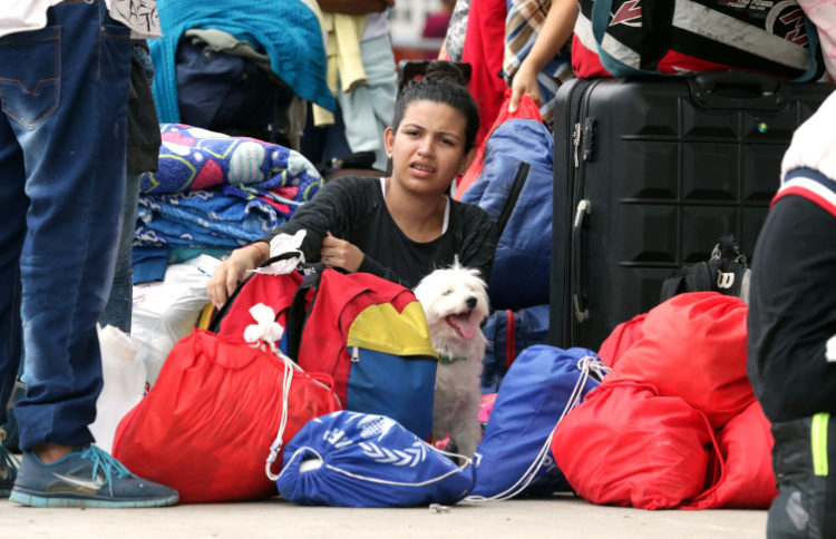 Miles de venezolanos se agolparon en la frontera con Perú para intentar ingresar antes de que entre en vigencia la existencia de visa y pasaporte.