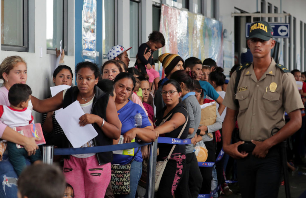 Perú cierra su frontera a los venezolanos que pugnan por entrar sin visa ni pasaporte