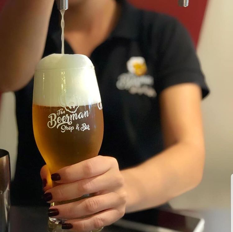 The Beerman es un bar que ayuda en la promoción de marcas nacionales de cerveza artesanal. 