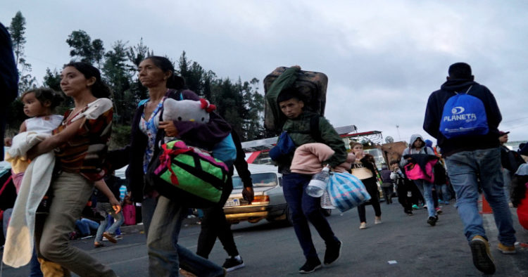 Venezolanos caminan por la frontera entre Colombia y Ecuador