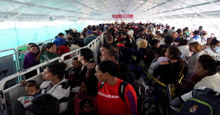 Venezolanos buscan llegar a Perú.