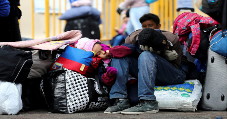 Migrantes venezolanos en la frontera entre Ecuador y Colombia