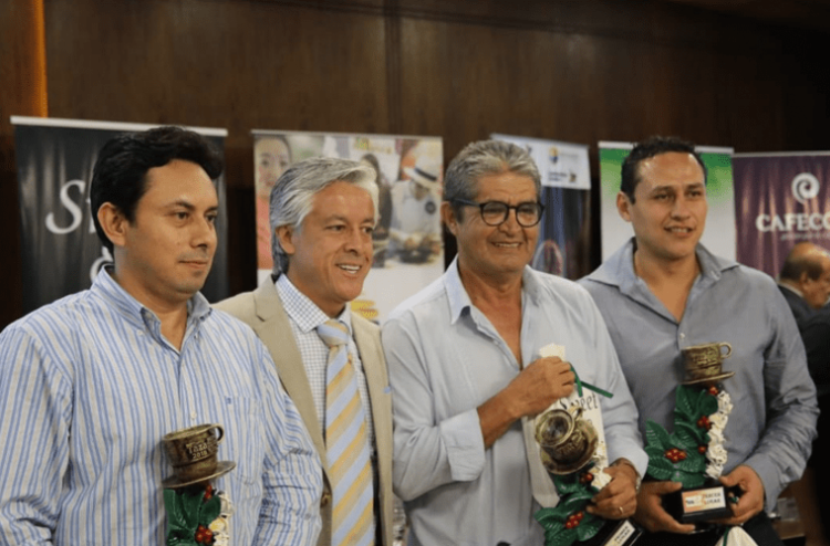 El ganador de la Taza Dorada 2018, Henry Gaibor, junto a miembros de Anecafé. 