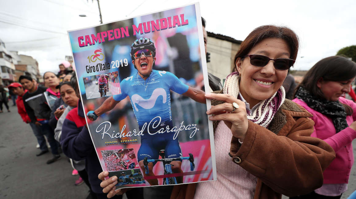 Cientos de personas reciben al ciclista Richard Carapaz, campeón del Giro de Italia 2019, durante su llegada a Tulcán.