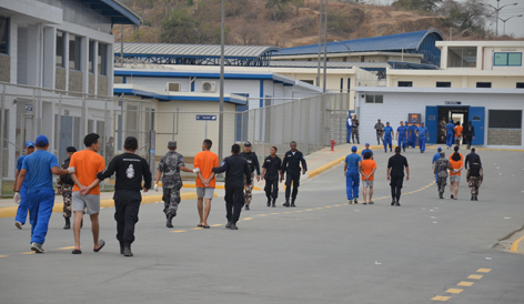 Crisis penitenciaria: 200 policías se suman al control de la cárcel regional 8 en Guayaquil