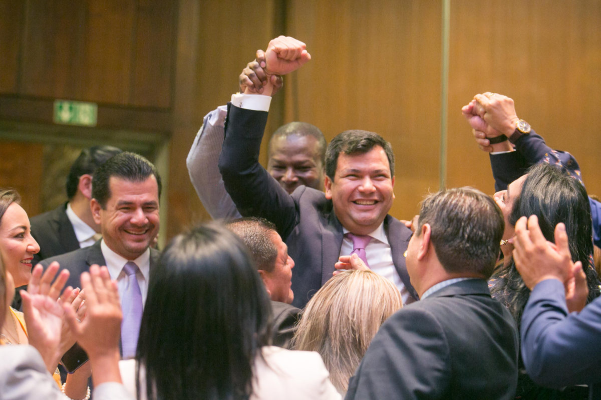 El asambleísta César Litardo alza los brazos en señal de triunfo tras ser elegido presidente de la Asamblea Nacional, el 14 de mayo de 2019.