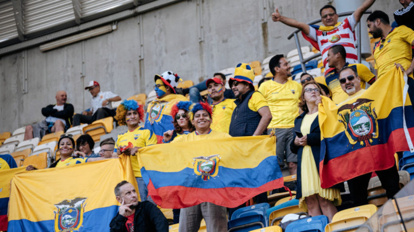 Un grupo de aficionados alienta durante un partido de la Selección de Ecuador.