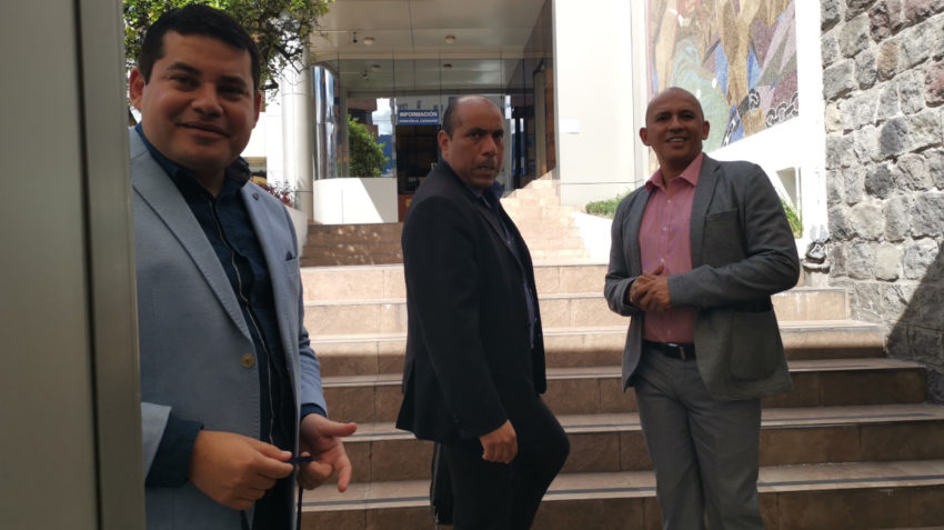José Tuárez (izq.) y Walter Gomez (Der.) a su ingreso al CNE en dónde iban a tener una reunión para coordinar la entrega de sus credenciales.
