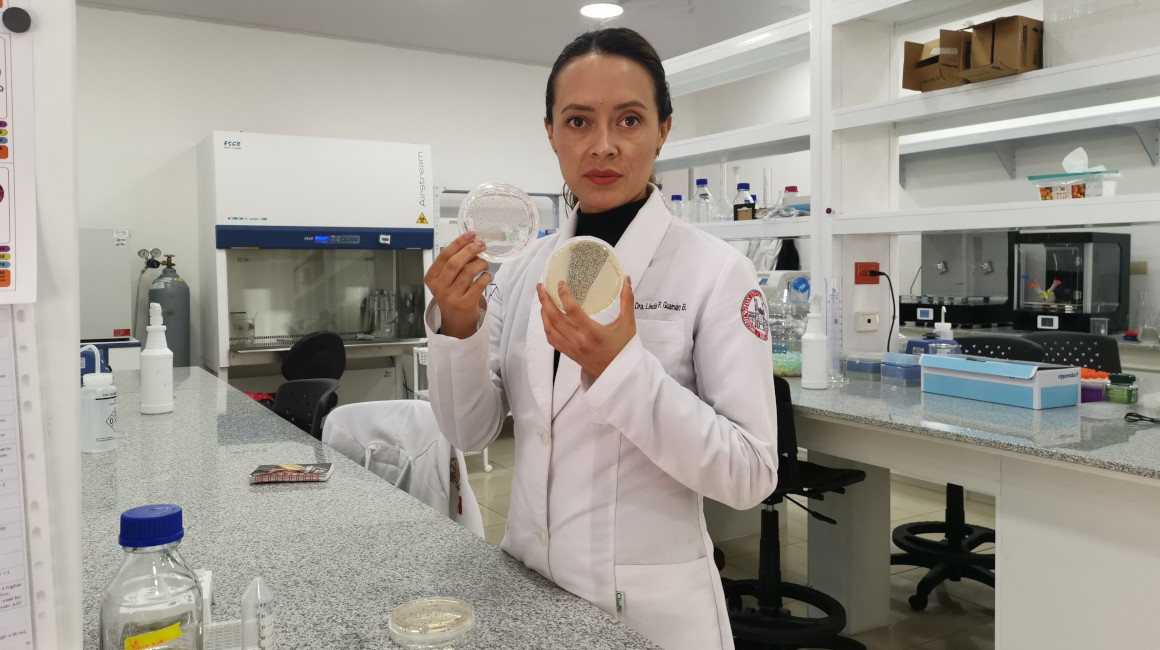 Linda Guamán científica ecuatoriana en su laboratorio
