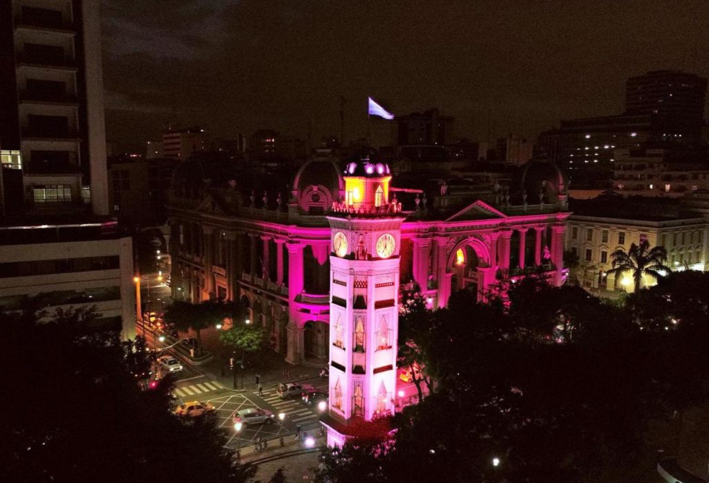 Edificios en Quito y Guayaquil se iluminan de rosa por el triunfo de Richard Carapaz