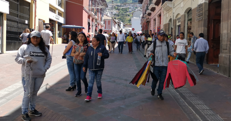 Personas caminan en el Centro Histórico de Quito