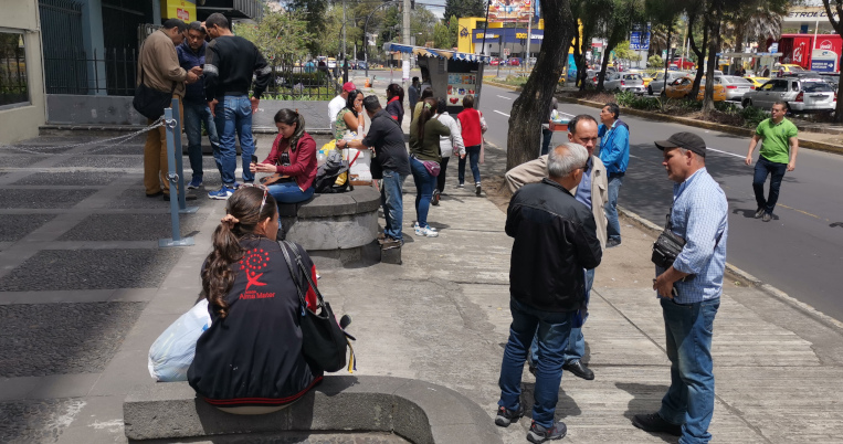 Foto Archivo. Una veintena de venezolanos llegó a la Embajada para solicitar información sobre la exigencia de la visa