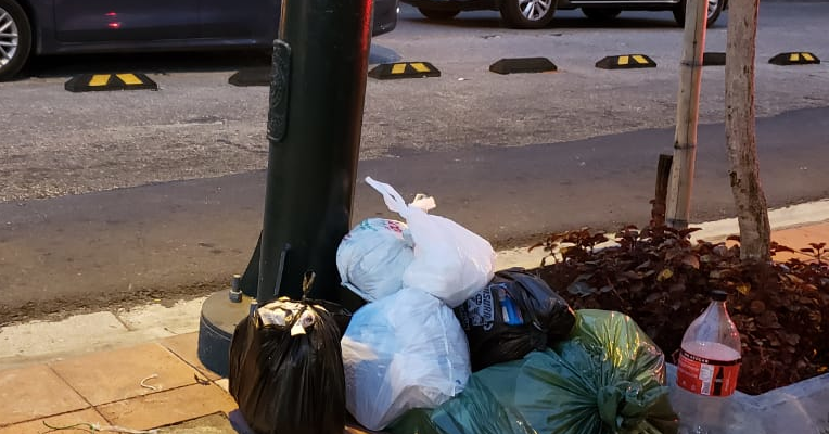 El problema de la basura en Guayaquil no ocurre solo en barrios populares. En las Lomas de Urdesa también se acumulan los desperdicios en las esquinas. 