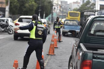 Imagen referencial. Efectivos de la AMT controlando el tránsito en el Distrito Metropolitano de Quito.