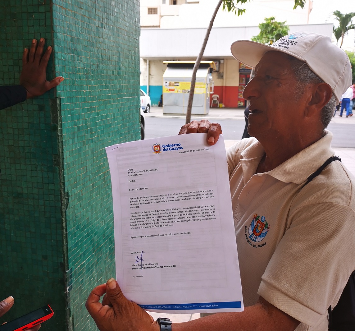 Armando Carrión muestra la notificación entregada por el departamento de Talento Humano de la Prefectura. 