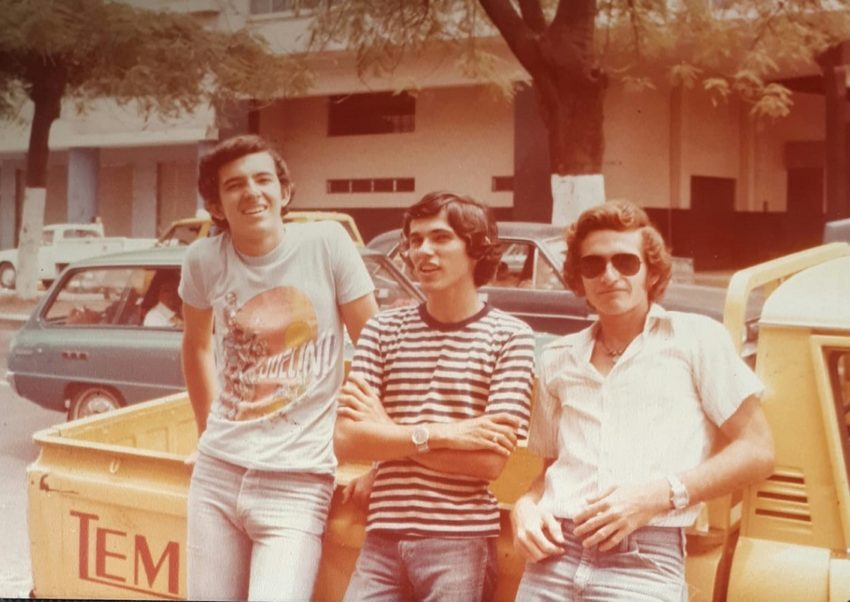 Antonio Ubilla (primero desde la derecha), en 1978 en la avenida 9 de Octubre. Dice que la convivencia entre vecinos se ha perdido en Guayaquil. 