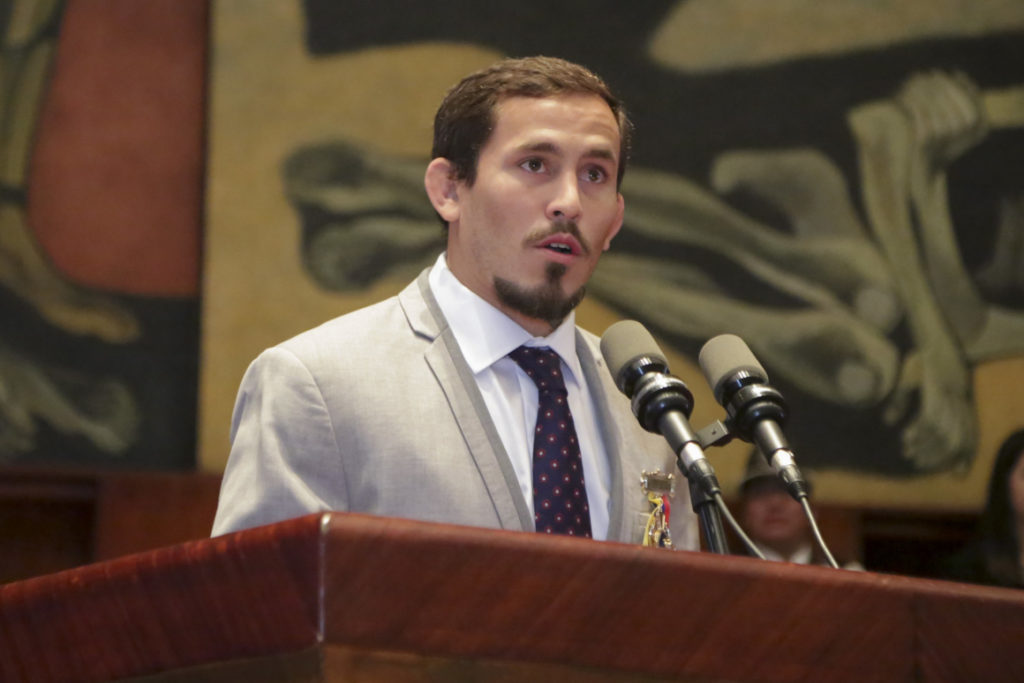 ‘Chito’ Vera, el peleador ecuatoriano de la UFC, fue condecorado por la Asamblea