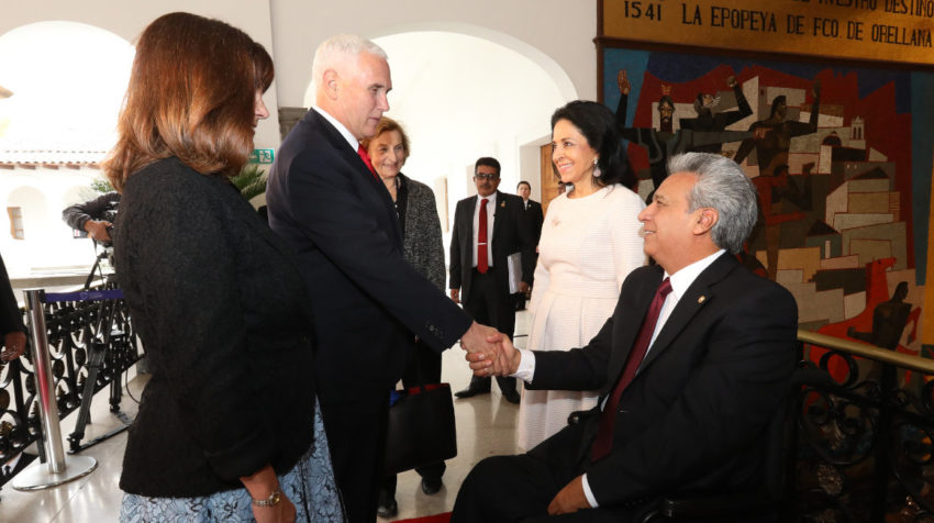El vicepresidente estadounidense Mike Pence saluda al presidente Lenín Moreno durante su visita oficial, en junio del 2019.