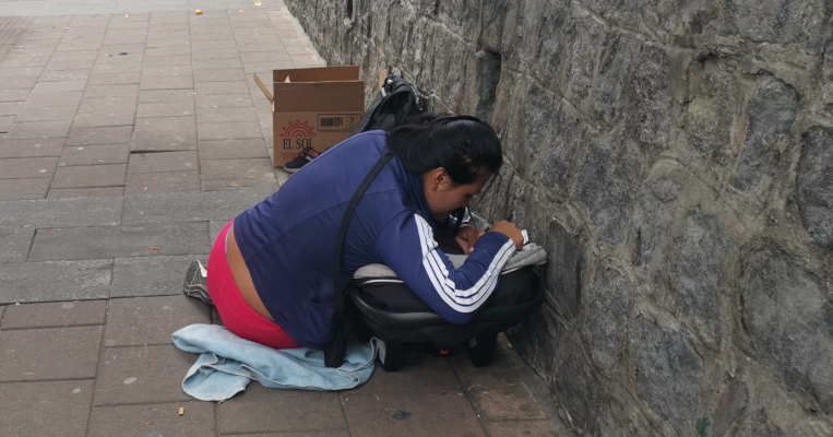 Una mujer junto a su hija en la calle 6 de Diciembre de Quito, el 16 de julio de 2020.