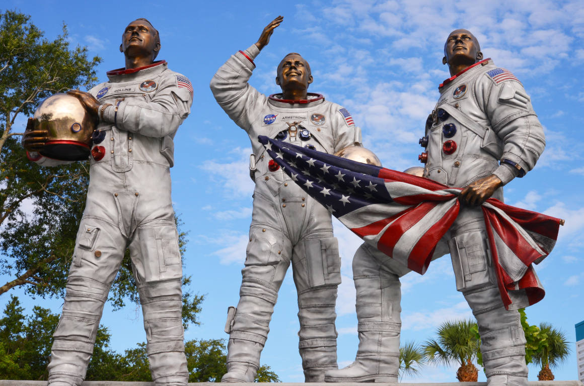 Estatua de los astronautas Michael Collins, Neil Armstrong y Buzz Aldrin, tripulantes del Apolo 11