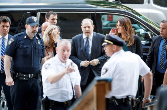 Harvey Weinstein camina junto a su nueva abogada Donna Rotunno hacia la Corte de Nueva York.