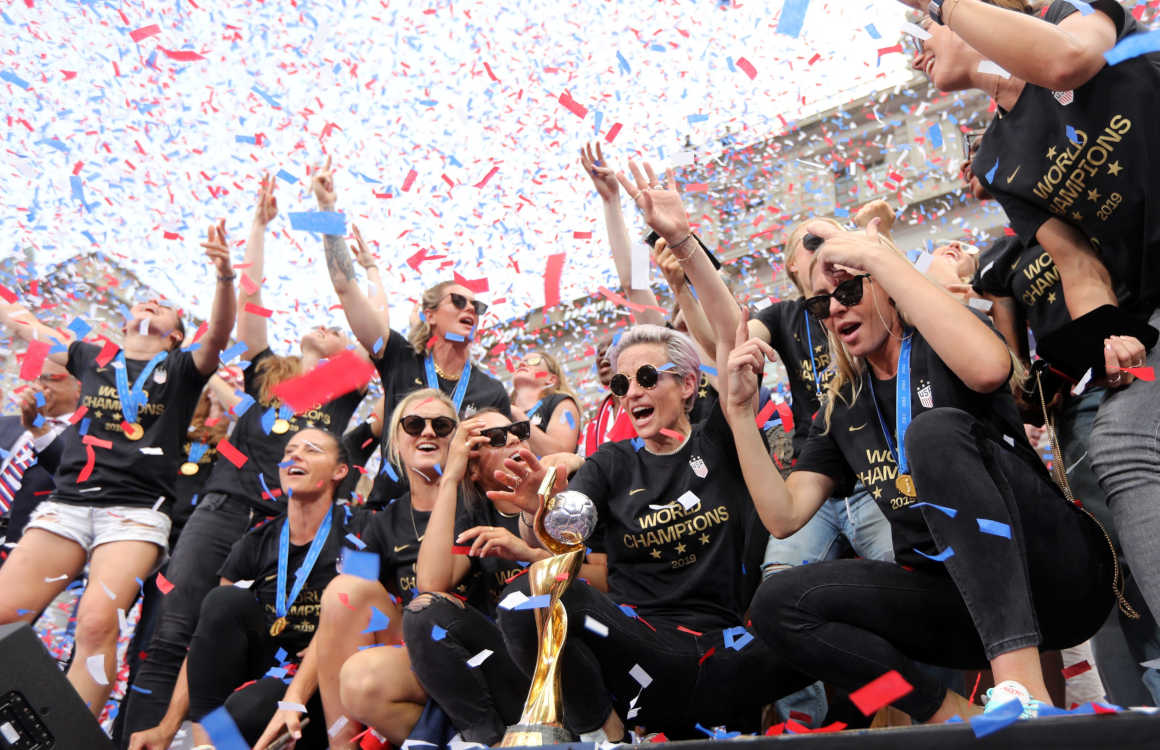Las integrantes de la selección estadounidense de fútbol celebran en Nueva York la obtención del campeonato mundial 2019.