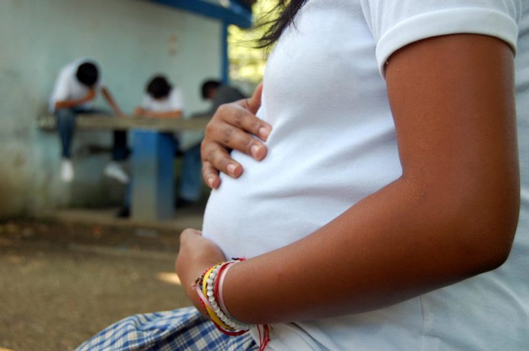 Ecuador: Más de 3.000 niñas menores de 14 años son madres al año