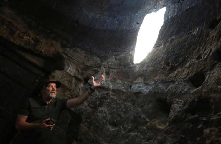 El arqueólogo Julio Cuenca, descubridor del yacimiento prehispánico de Risco Caído, en la cumbre de Gran Canaria, señala los grabados.