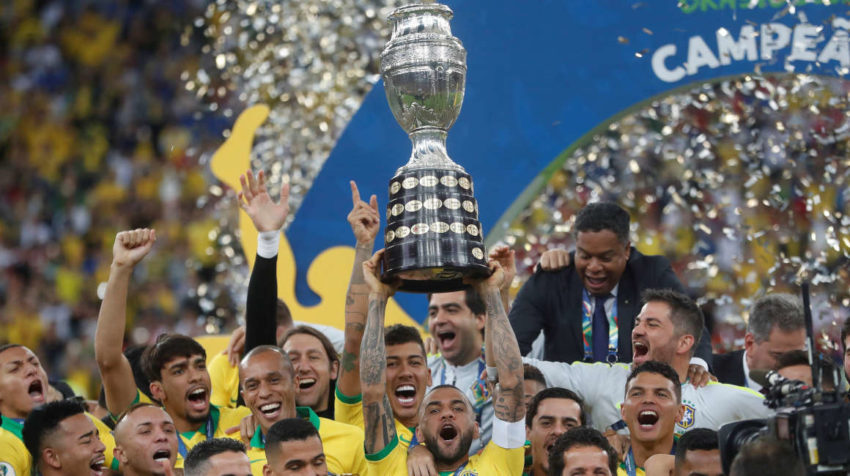Dani Alves y jugadores de Brasil celebran con el trofeo de la Copa América de Fútbol 2019