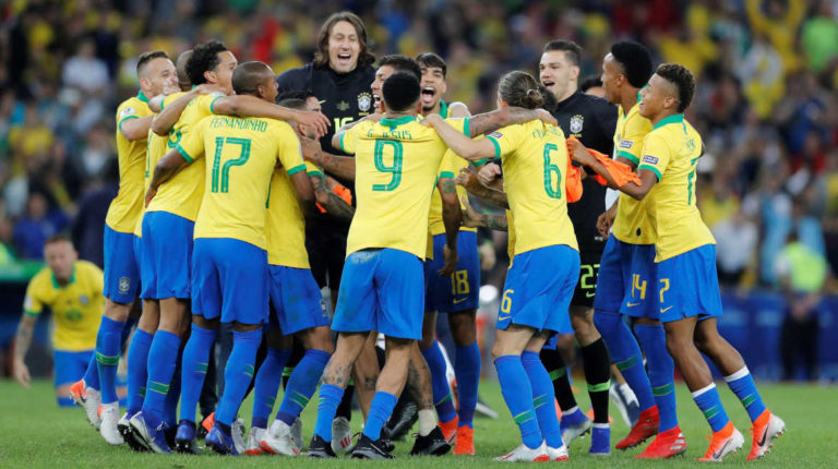 Jugadores de Brasil celebran el final del partido