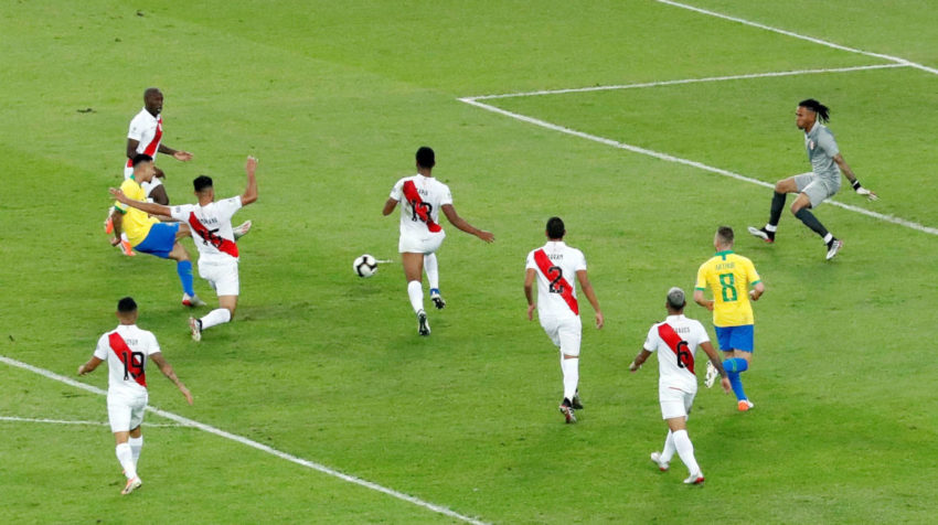 El jugador de Brasil Gabriel Jesús anota el segundo gol de Brasil