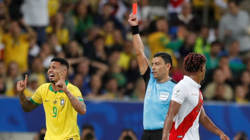El árbitro chileno Roberto Tobar expulsa a Gabriel Jesús de Brasil