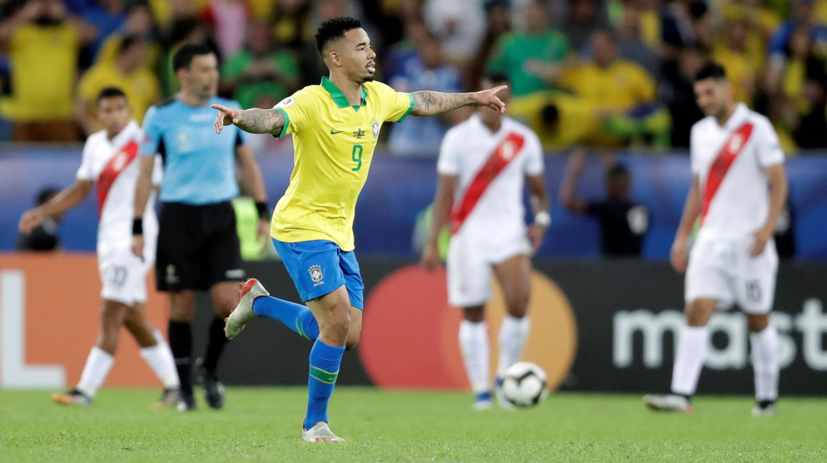 El jugador de Brasil Gabriel Jesús celebra un gol, durante el partido Brasil-Perú en la final de la Copa América
