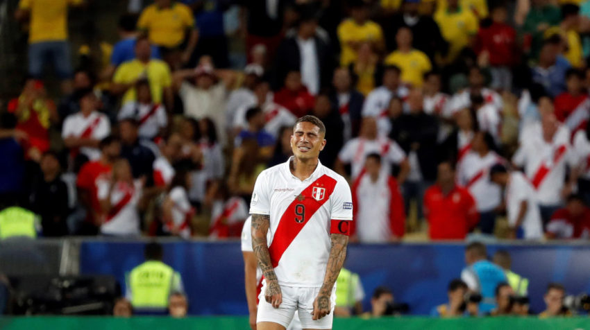 Paolo Guerrero de Perú tras recibir el 2-1, durante el partido Brasil-Perú