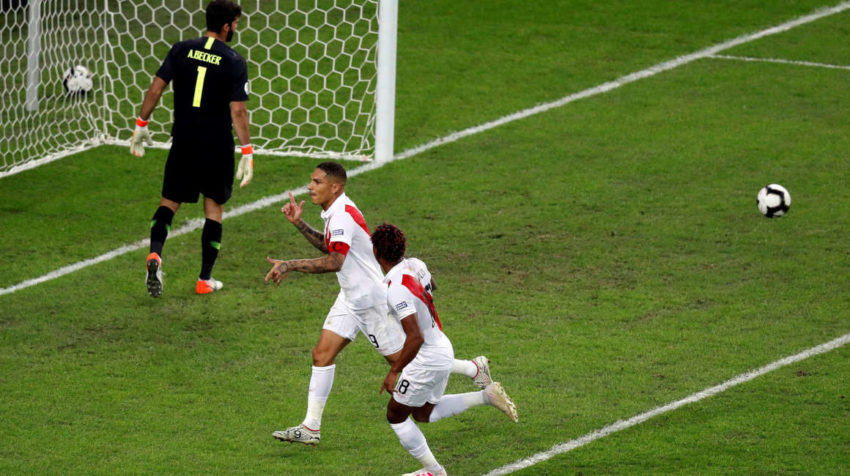 El delantero peruano Paolo Guerrero celebra un gol durante el partido Brasil-Perú
