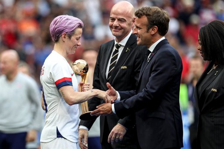 La estadounidense Megan Rapinoe, elegida la mejor jugadora de la final del Mundial femenino de Francia 2019, se llevó también la Bota de Oro y el reconocimiento a mejor futbolista de todo el torneo.