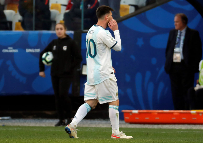 El jugador Lionel Messi sale al ser expulsado, durante el partido Argentina-Chile