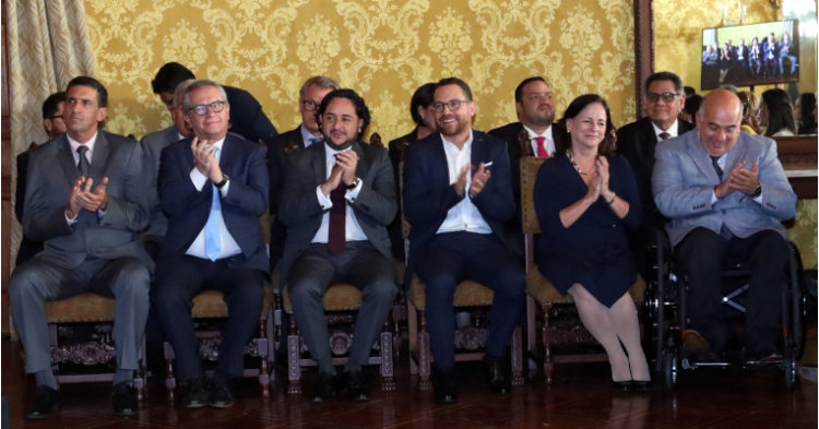 Juan Fernando Velasco (cuarto, de izq a der) durante su posesión como Ministro de Cultura, en el Palacio de Carondelet, el pasado  3 de julio de 2019.