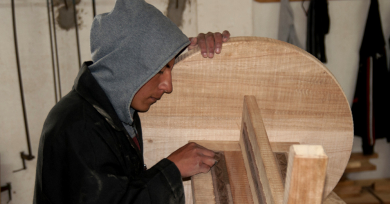 Las jornadas en las que los niños y jóvenes fabrican los muebles son de alrededor de dos horas diarias en los 17 talleres con los que cuenta la organización en Ecuador. Allí fabrican piezas de madera bajo pedido.