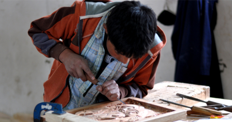Los niños empiezan a fabricar sus primeros muebles a los 14 años. Ellos aprenden a tallar, cortar, pegar y trabajar la madera desde que atraviesan el décimo año de educación básica. Sus obras se venden en Quito, Loja y Cuenca.
