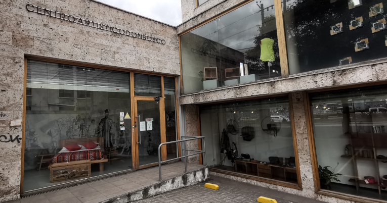 El Centro Artístico Don Bosco está ubicado en Quito. Es parte de la Misión Mato Grosso, fundada en 1967 por el sacerdote italiano Ugo de Censi.
La Misión llegó a Ecuador  en 1987 para ayudar a niños de escasos recursos que no tenían la posibilidad de acceder al sistema educativo.