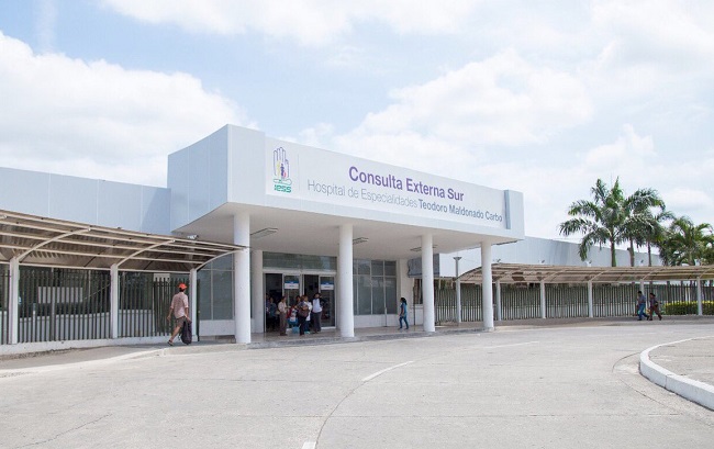 Fachada del hospital Teodoro Maldonado Carbo, en el sur de Guayaquil.