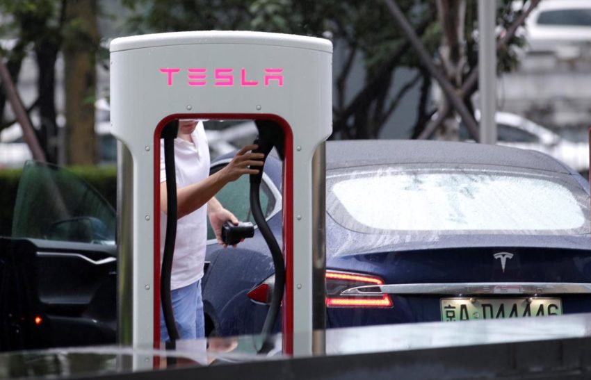 Cada fabricante de autos eléctricos, como Tesla, ha optado por impulsar la instalación de electrolineras en lugares públicos.  