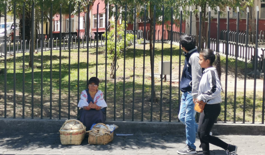 Imagen de una persona vendiendo comida en las calles del norte de Quito, de manera informal, el 29 de agosto de 2019