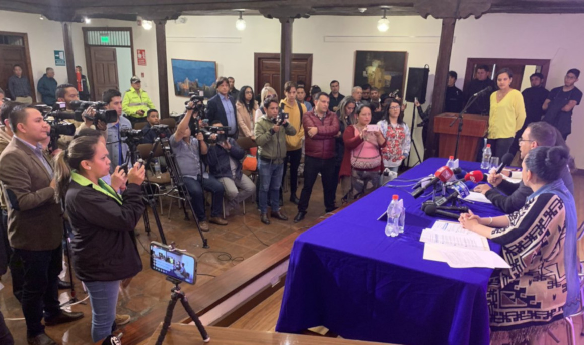 Ministro de Cultura, Juan Fernando Velasco, y Dora Ordóñez, secretaria Anticorrupción, en rueda de prensa en Loja.