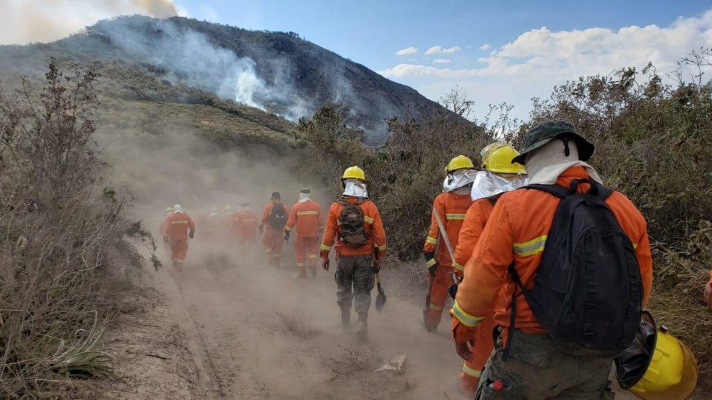 Personal de cuatro instituciones combate incendio en la Reserva Pululahua