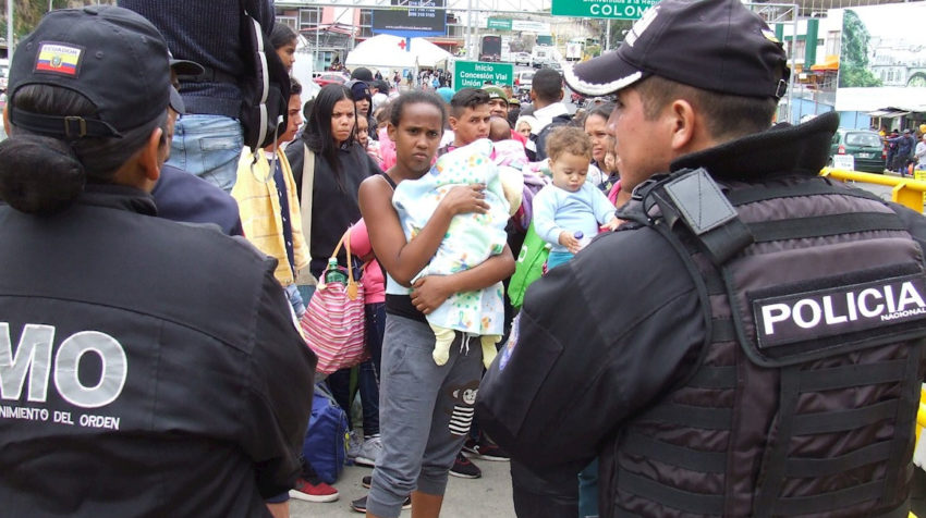 Fotografía del 26 de agosto. Numerosas familias venezolanas están a la espera de poder cruzar la frontera y entrar a Ecuador desde el Paso de Rumichaca, frontera con Colombia.