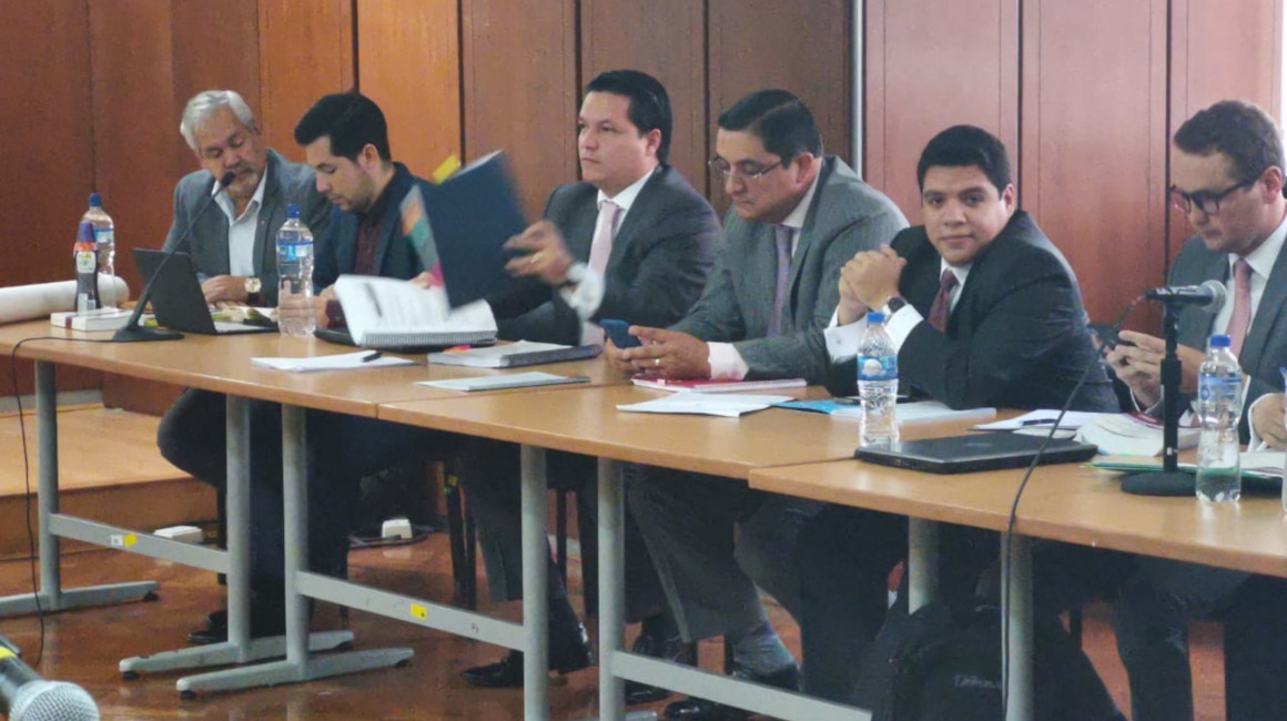 Luis Muñoz (primero desde la izquierda) es el abogado de Laura Terán.