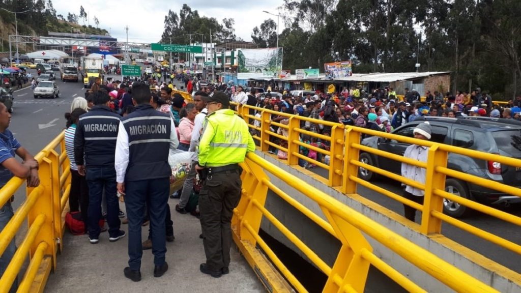 Operativo policial desbloquea puente Rumichaca, en la frontera con Colombia