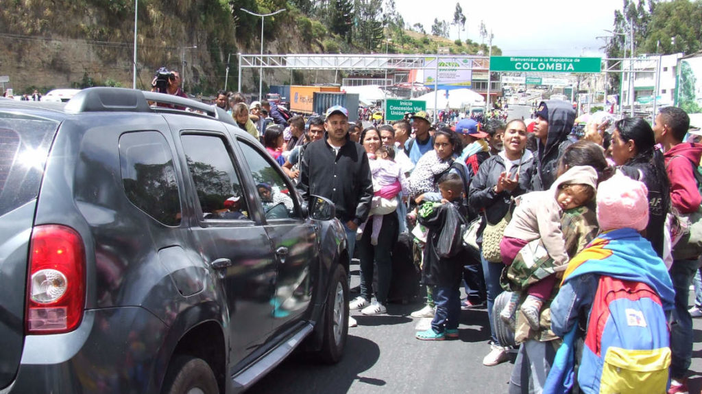 Venezolanos bloquean el paso en frontera entre Ecuador y Colombia